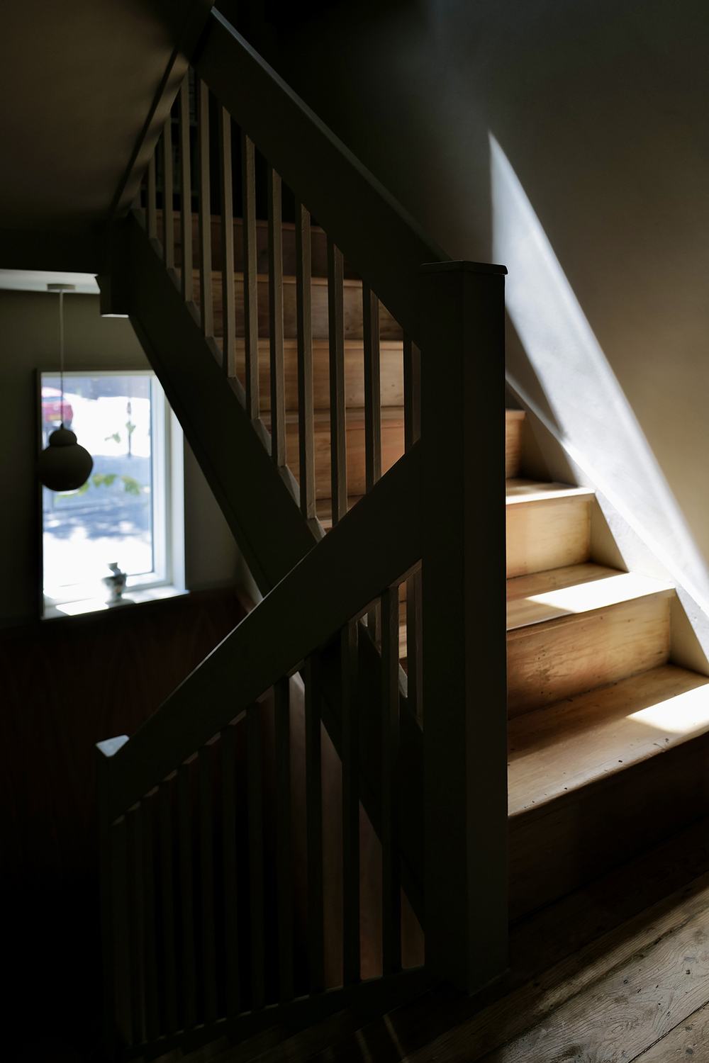 lr middle landing stair dark